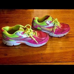 Big Girls Saucony shoes size 4XW (extra wide)